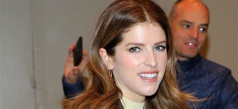 Anna Kendrick bikini shots show her having fun on set of。